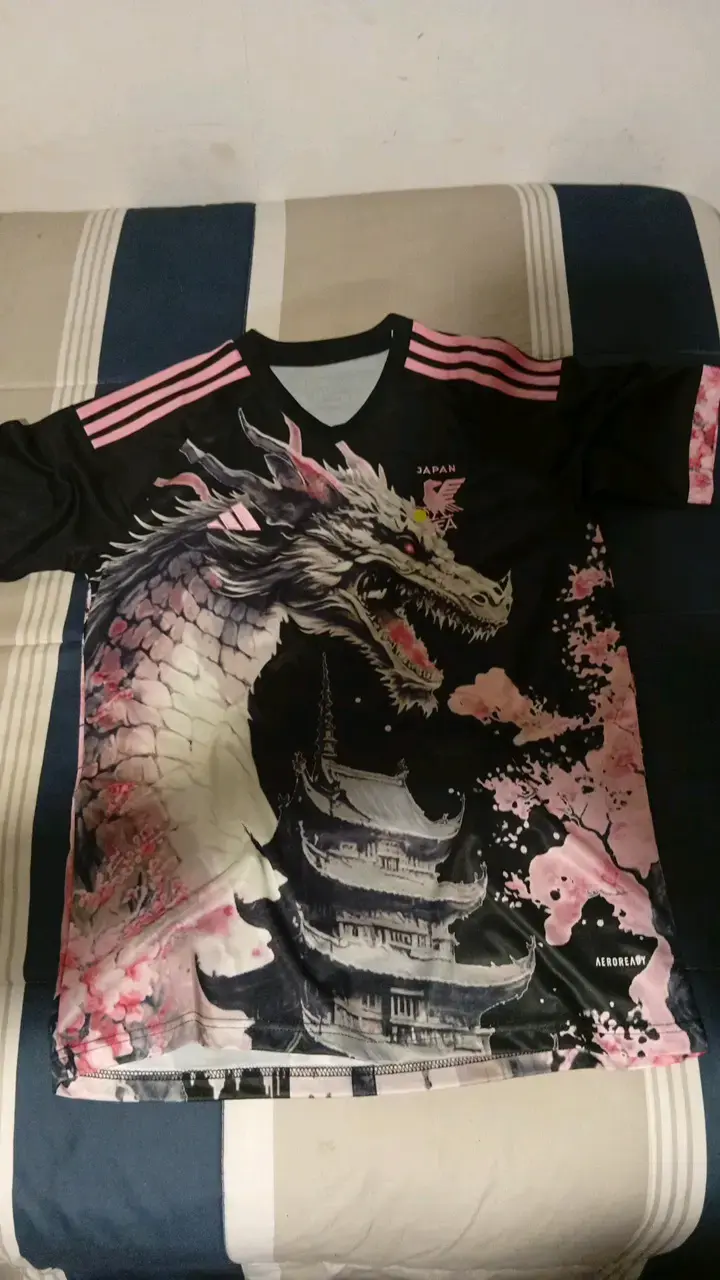 Polera deportiva Japón con diseño de dragón