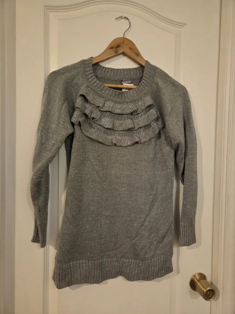 Suéter de mujer gris con volantes