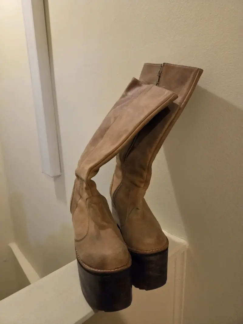 Botas de plataforma altas de cuero beige