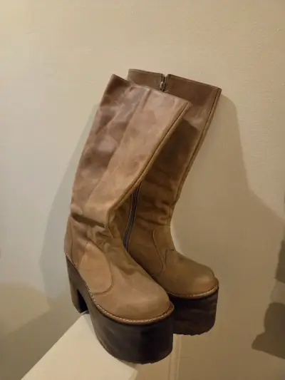 Botas de plataforma altas de cuero beige - miniatura 3