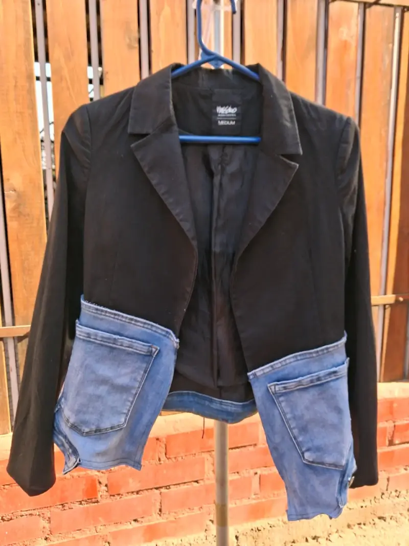 Blazer negro intervenido con mezclilla - 1