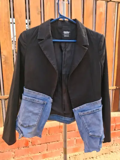 Blazer negro intervenido con mezclilla - miniatura 1