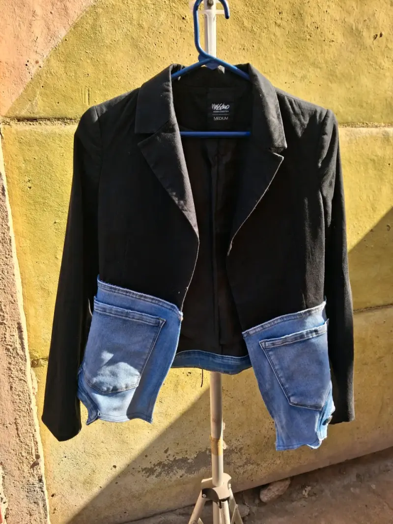Blazer negro intervenido con mezclilla - 2