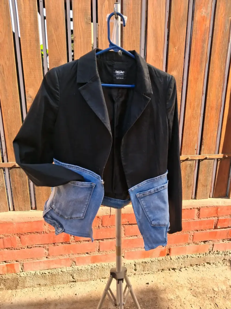 Blazer negro intervenido con mezclilla - 3