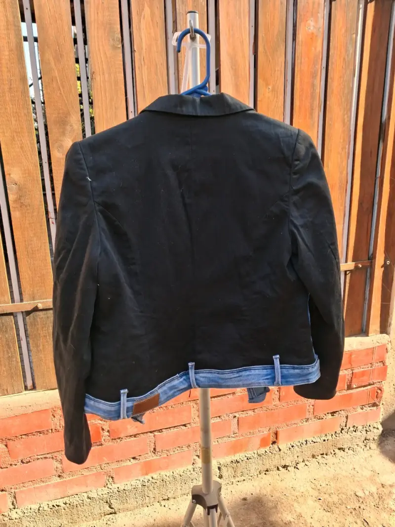 Blazer negro intervenido con mezclilla - 4