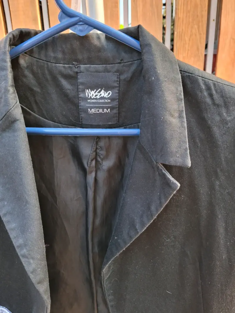 Blazer negro intervenido con mezclilla - 5