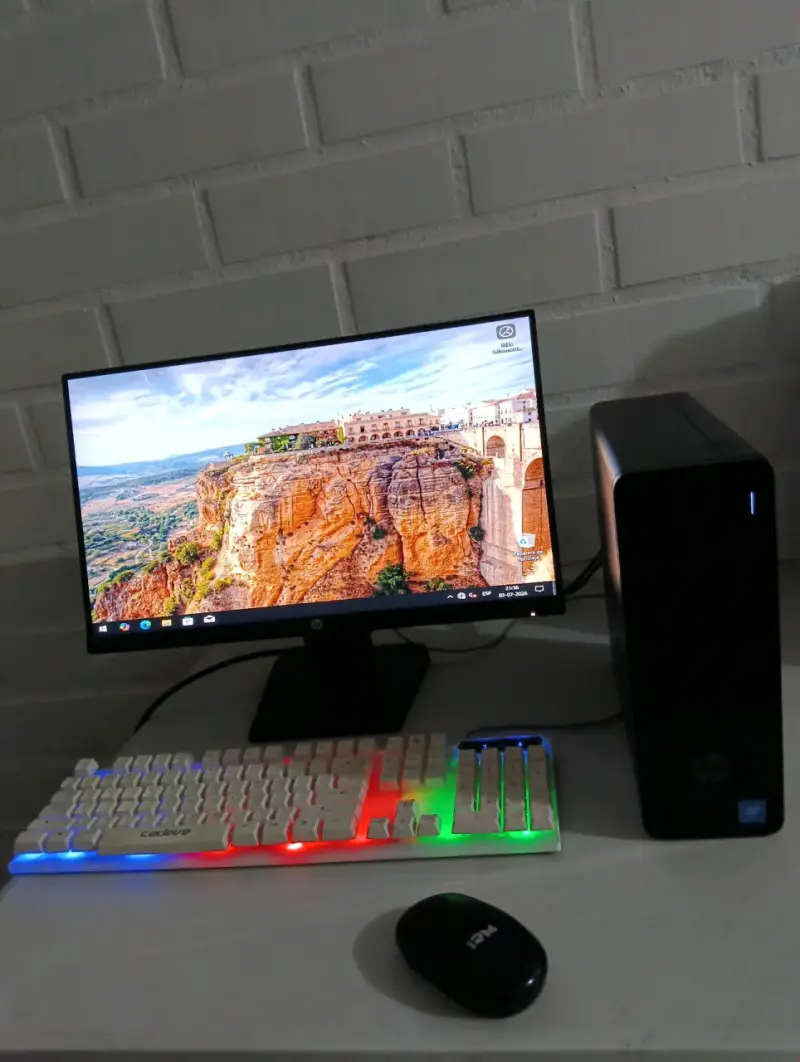 Computador de Escritorio HP Slim con Monitor y Teclado RGB - 1