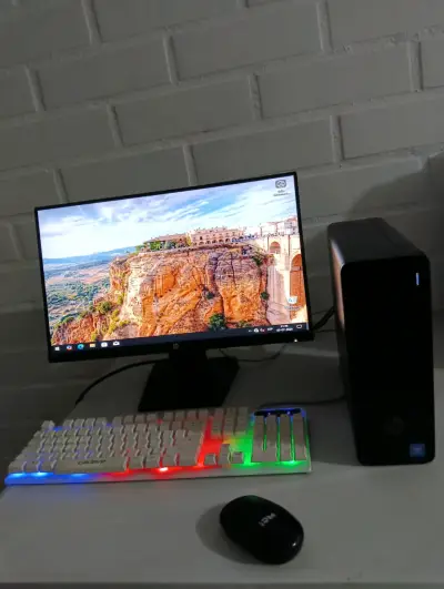 Computador de Escritorio HP Slim con Monitor y Teclado RGB - miniatura 1
