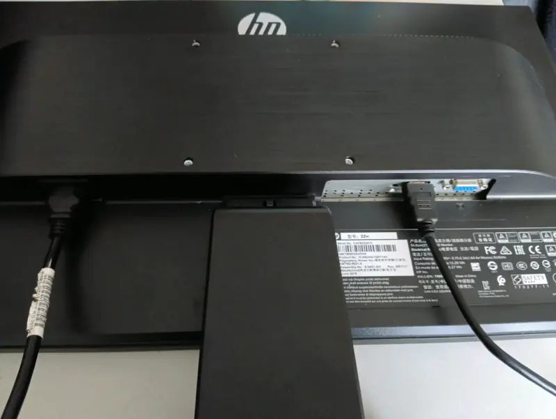 Computador de Escritorio HP Slim con Monitor y Teclado RGB - 2