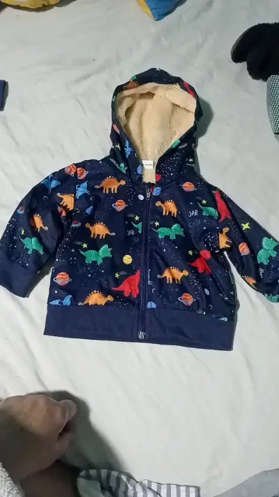 Chaqueta de bebé con capucha y diseño de dinosaurios - miniatura 1
