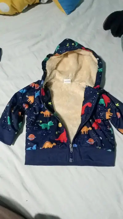 Chaqueta de bebé con capucha y diseño de dinosaurios - miniatura 2