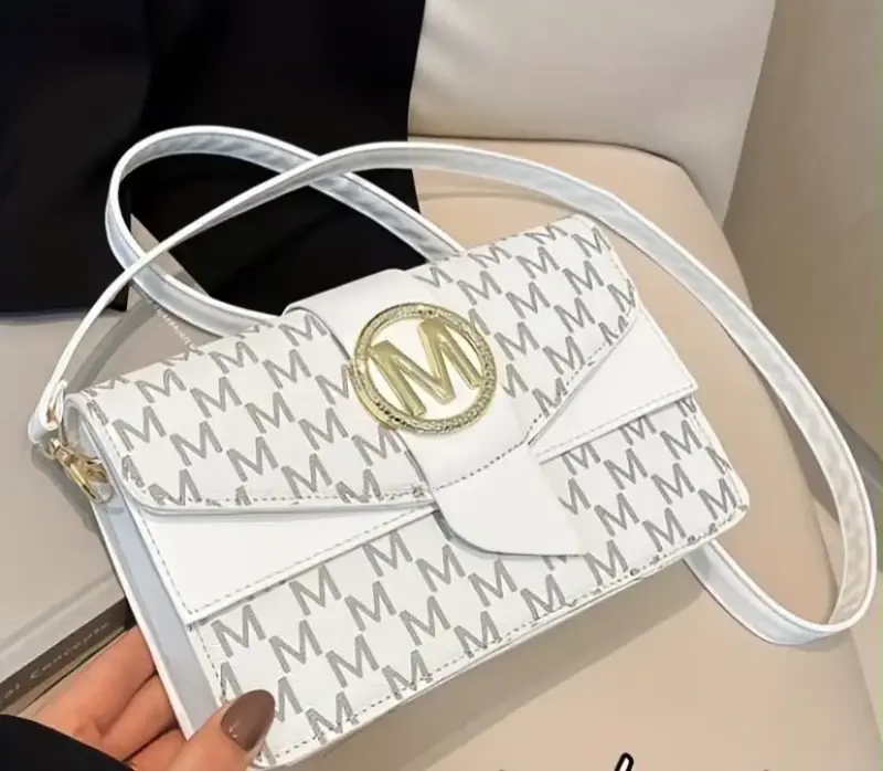 Cartera de mano con diseño de letras M - 1