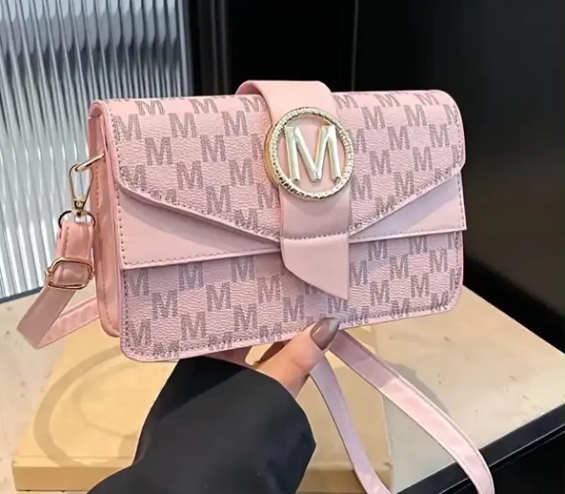 Cartera de mano con diseño de letras M - 2