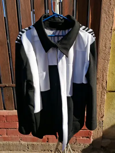 Camisa de invierno en blanco y negro con diseño - miniatura 1