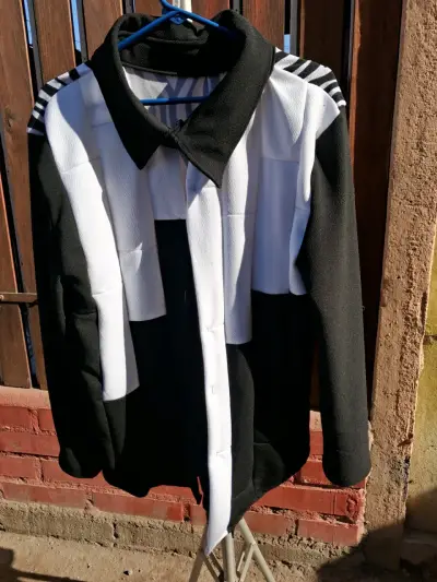 Camisa de invierno en blanco y negro con diseño - miniatura 3