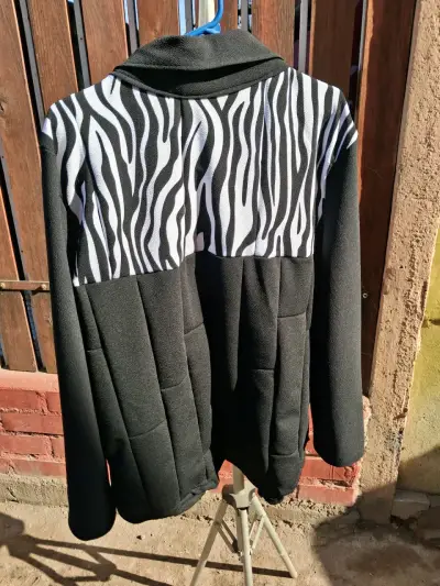 Camisa de invierno en blanco y negro con diseño - miniatura 4