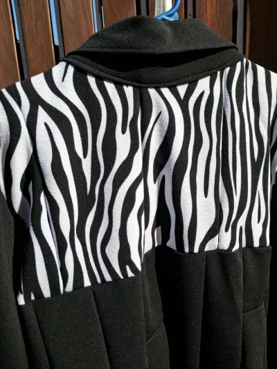 Camisa de invierno en blanco y negro con diseño - miniatura 5