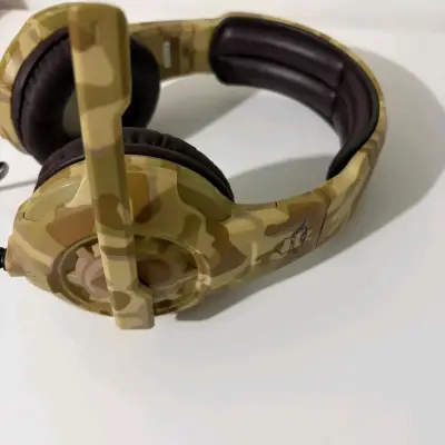 Audífonos gamer con diseño camuflaje y micrófono - miniatura 1