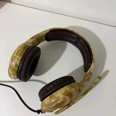 Audífonos gamer con diseño camuflaje y micrófono - miniatura 2