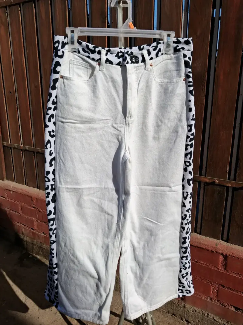 Pantalones blancos con estampado animal print - 1