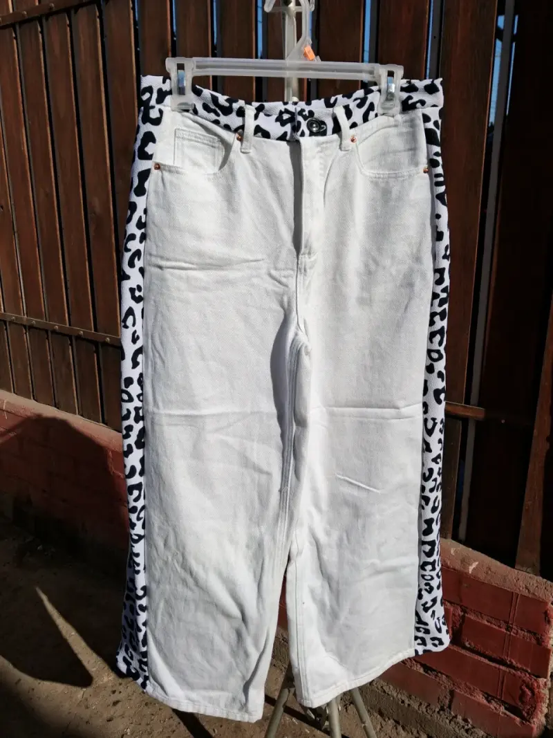 Pantalones blancos con estampado animal print - 2