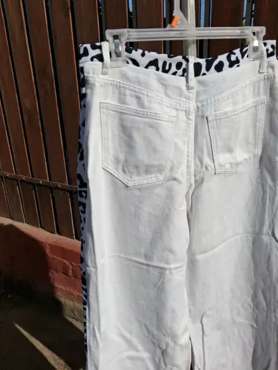 Pantalones blancos con estampado animal print - miniatura 4