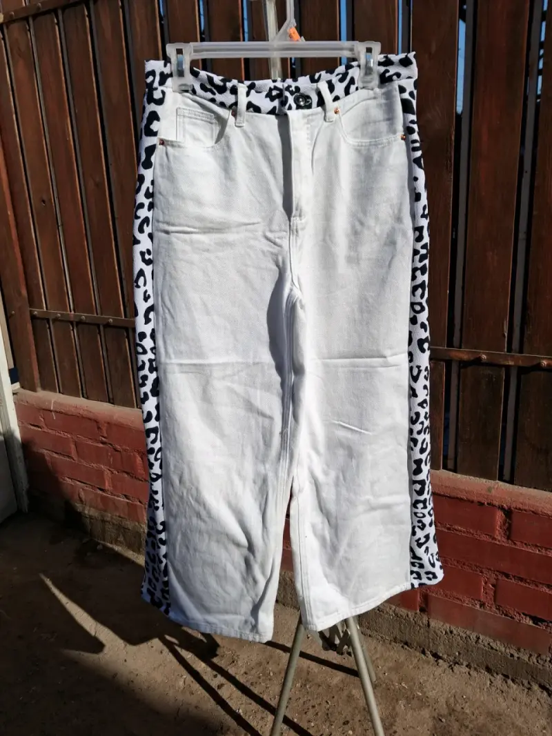 Pantalones blancos con estampado animal print - 5