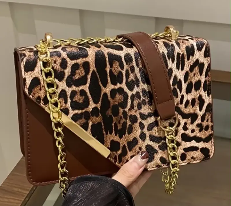 Cartera de Leopardo con Cadena Dorada