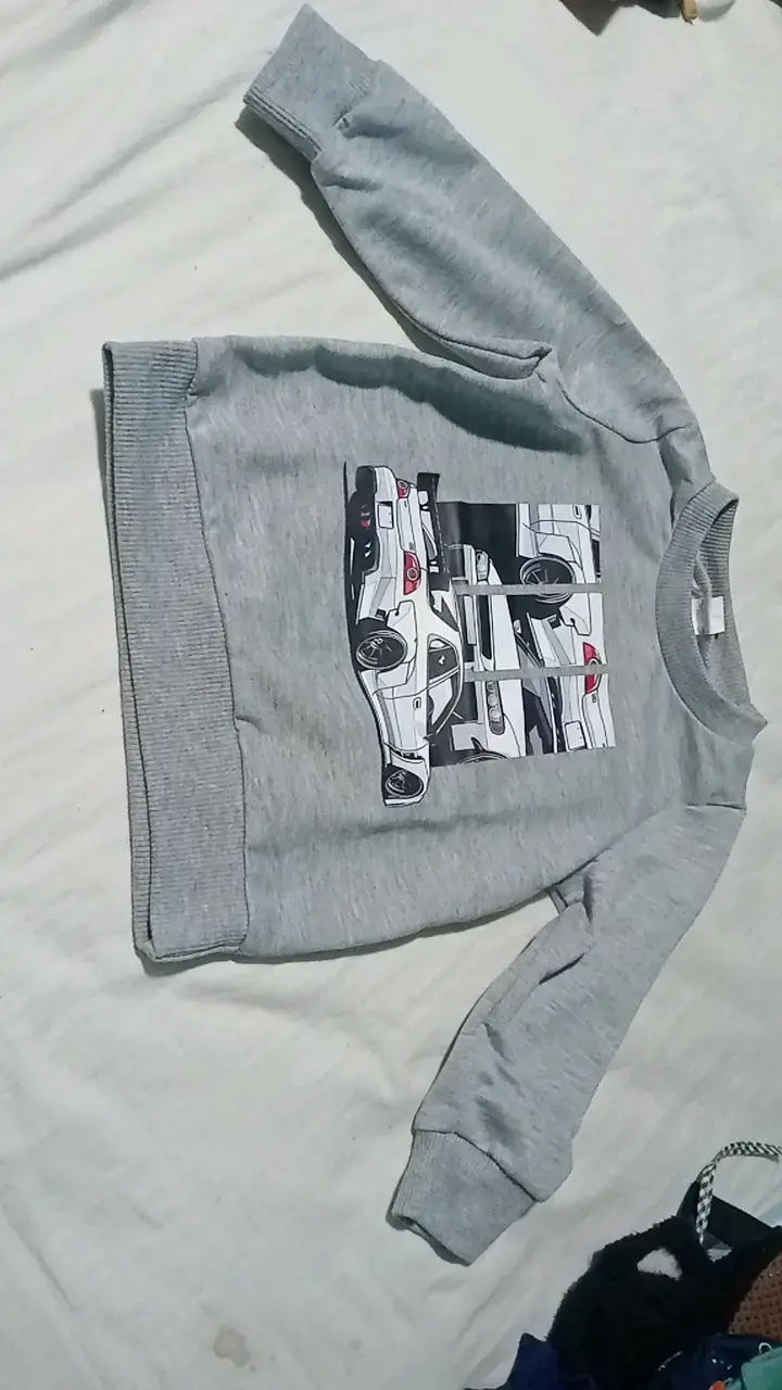 Polerón gris para niño con diseño de autos