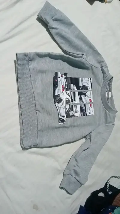Polerón gris para niño con diseño de autos - miniatura 1