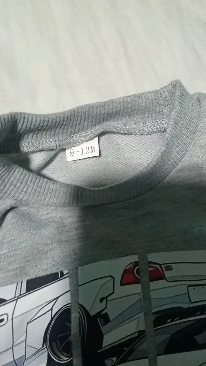 Polerón gris para niño con diseño de autos - 2