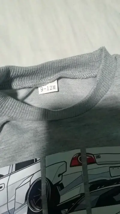 Polerón gris para niño con diseño de autos - miniatura 2