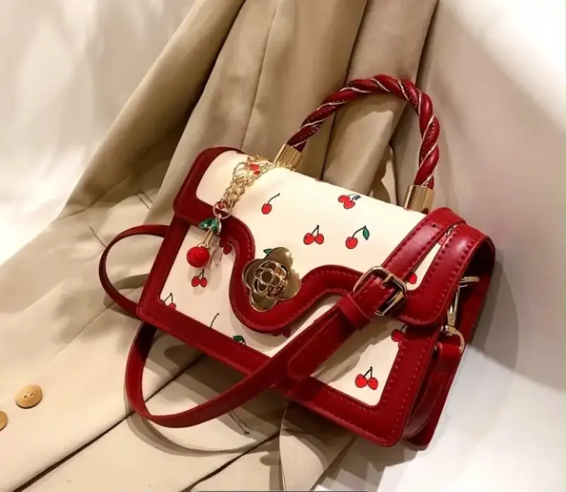 Cartera de Mano con Diseño de Cerezas y Detalles….