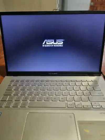 Laptop ASUS VivoBook 14 en buen estado - miniatura 3