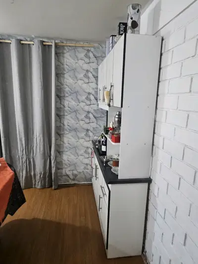 Mueble de cocina con almacenamiento y estantes - miniatura 2