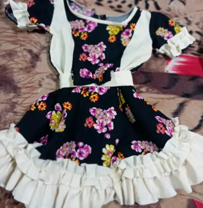 Vestido infantil floral con volantes - miniatura 1