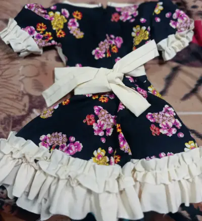 Vestido infantil floral con volantes - miniatura 2
