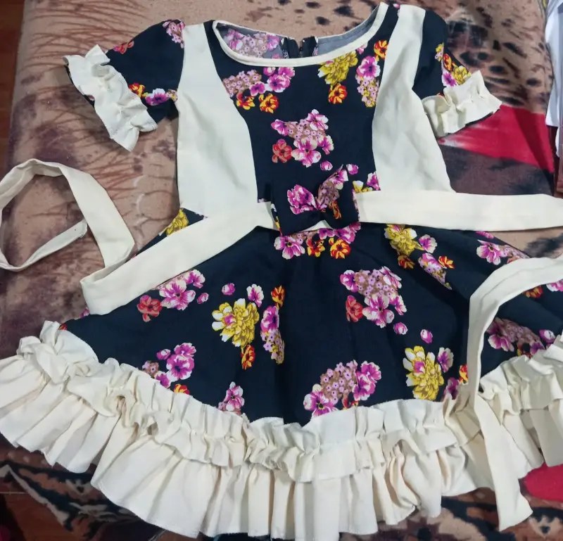 Vestido infantil floral con volantes - 3