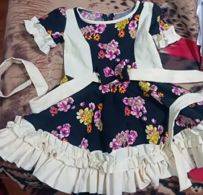 Vestido infantil floral con volantes - miniatura 3