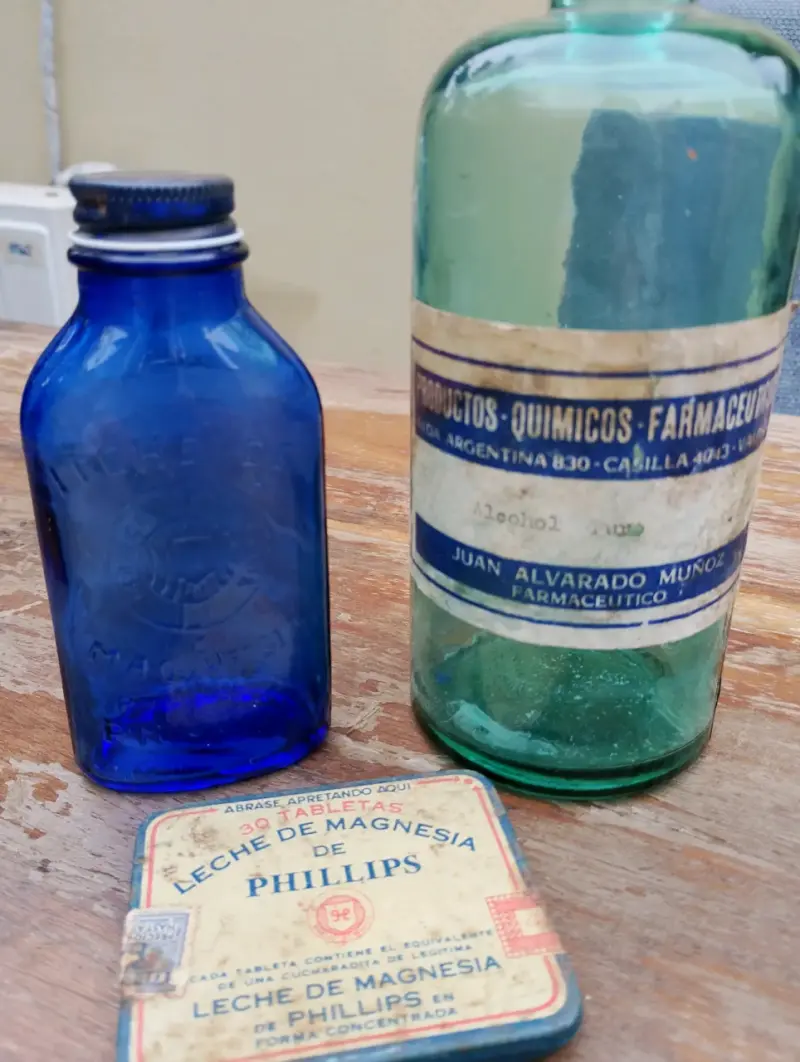 Botellas antiguas de vidrio y lata de Leche de Magnesia Phillips - 1