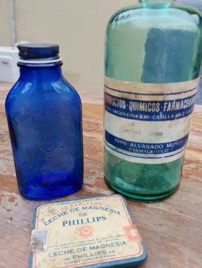 Botellas antiguas de vidrio y lata de Leche de Magnesia Phillips - miniatura 1