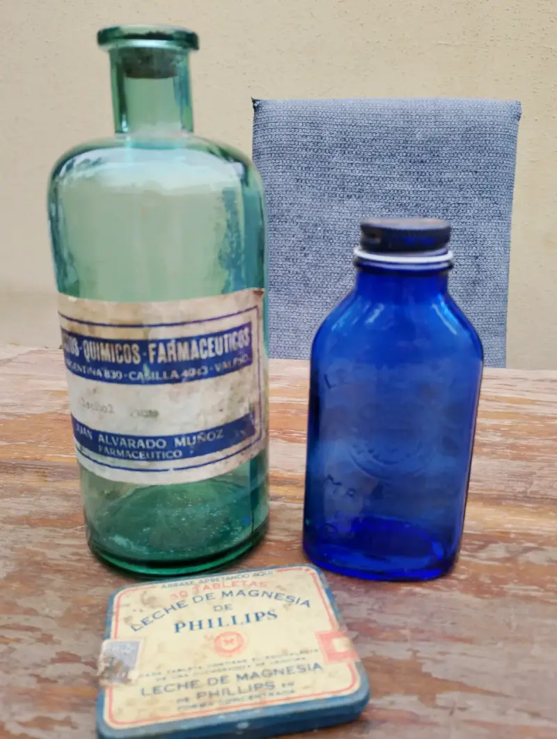 Botellas antiguas de vidrio y lata de Leche de Magnesia Phillips - 2