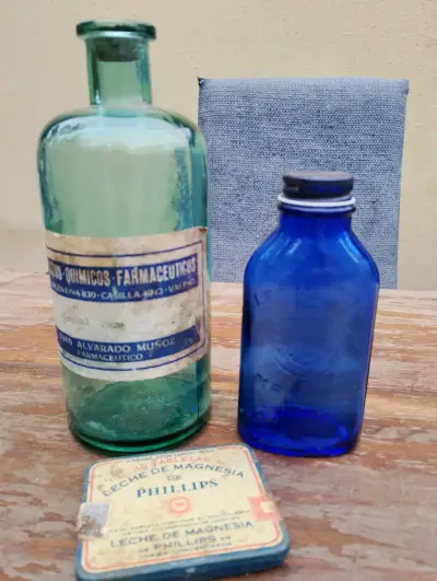 Botellas antiguas de vidrio y lata de Leche de Magnesia Phillips - miniatura 2