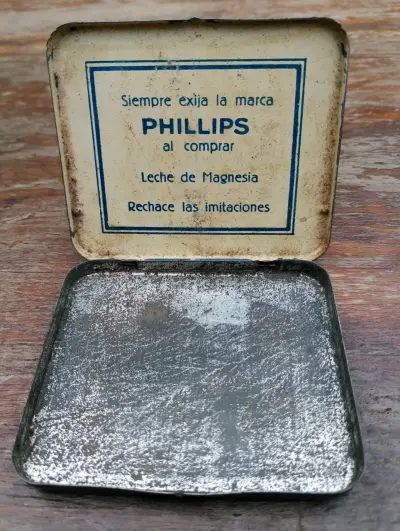 Botellas antiguas de vidrio y lata de Leche de Magnesia Phillips - miniatura 3