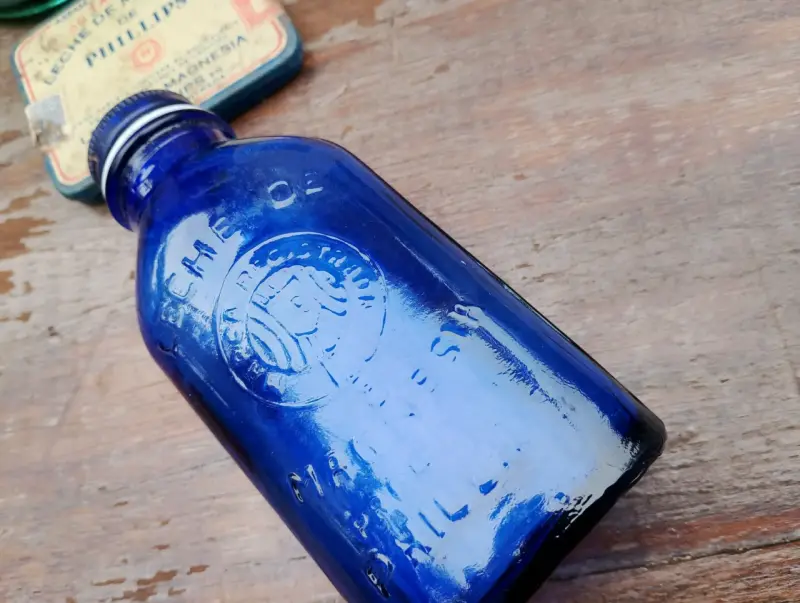 Botellas antiguas de vidrio y lata de Leche de Magnesia Phillips - 5