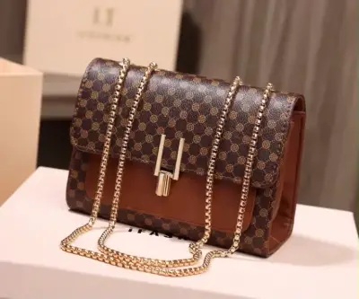 Cartera de Cuero con Cadena Dorada - miniatura 1