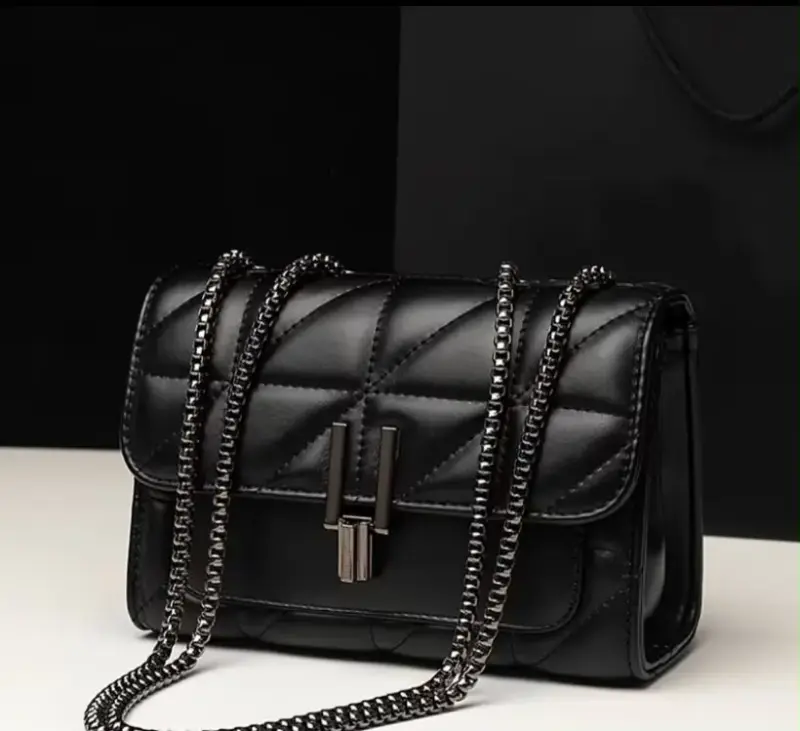 Cartera de Cuero con Cadena Dorada - 2