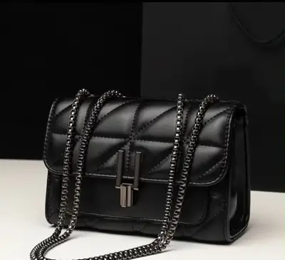 Cartera de Cuero con Cadena Dorada - miniatura 2