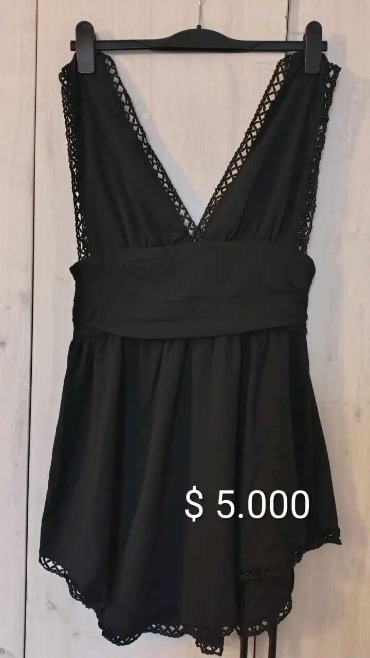 Vestido negro con encaje elegante