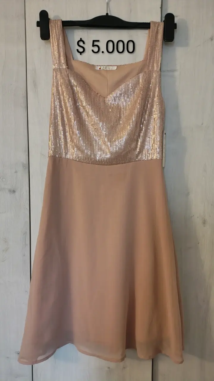 Vestido corto con lentejuelas doradas